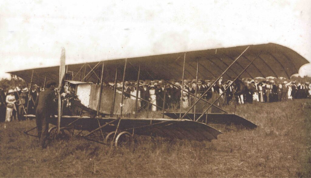 old cairns first plane visit in 1914